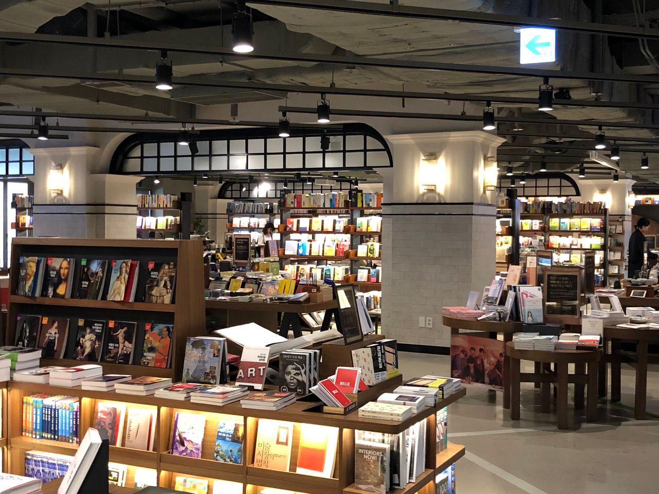 Euljiro Arc.N.Book | Beautiful tunnel made of walls filled with books!